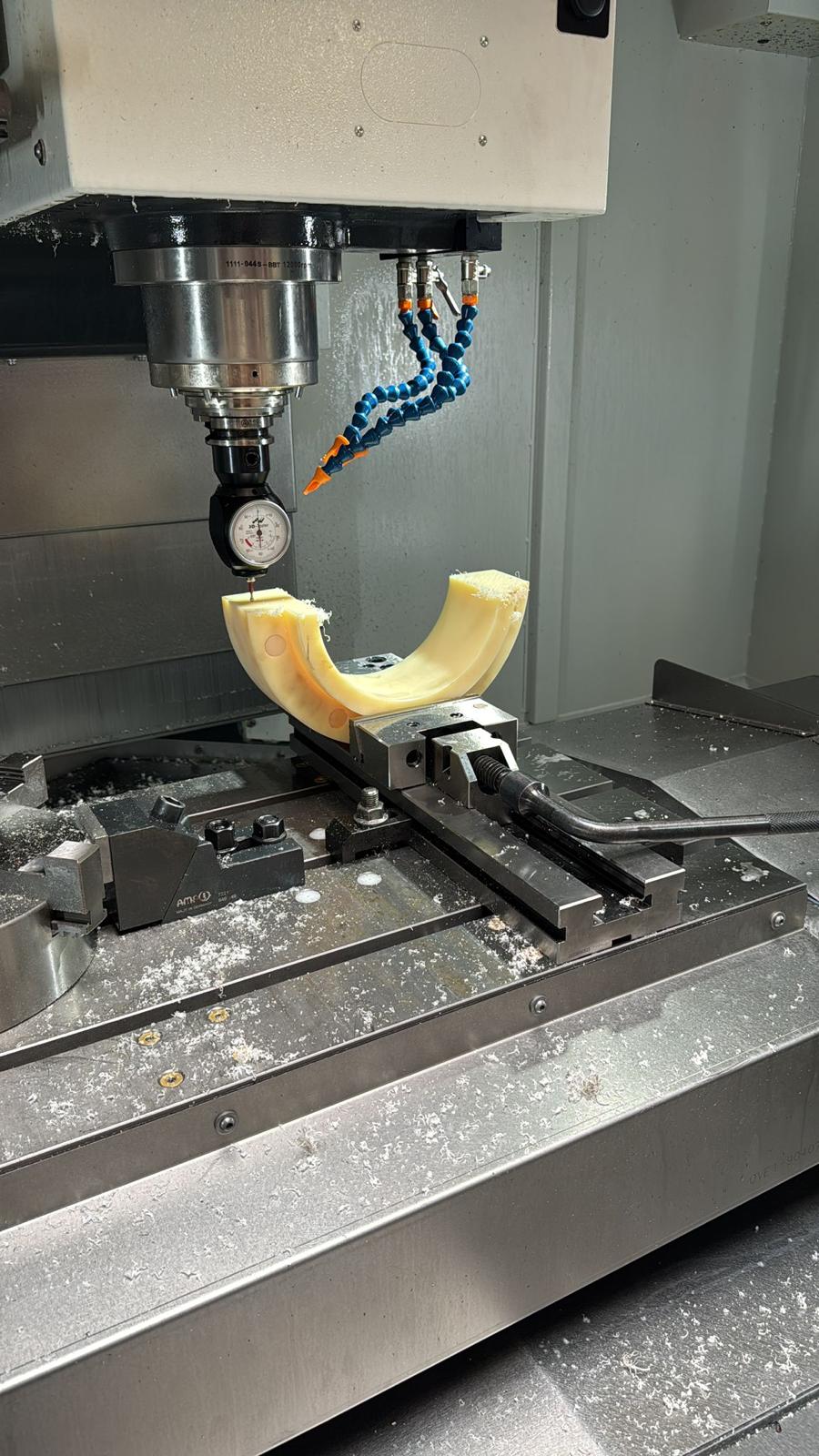 Kunststof ring gepositioneerd op de freesbank voor bewerking in de werkplaats van Dalvoorde Techniek