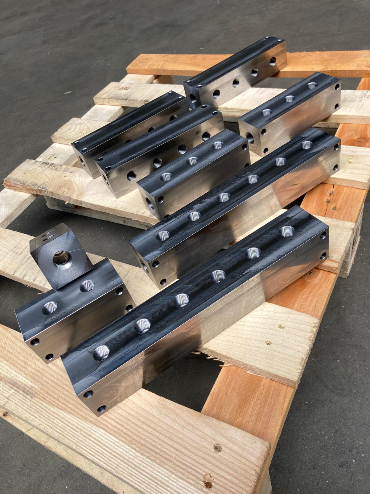 CNC verspaning van een manifold uit C45 staal bij Dalvoorde Techniek voor de hydraulieksector.